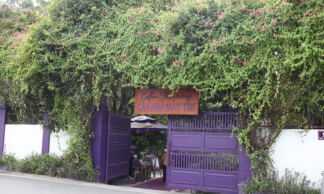 Cách trung tâm TP Cần Thơ khoảng 8 km, căn nhà màu tím độc đáo ở quận Cái Răng đang gây sốt trong giới trẻ. Ảnh: Vietnamnet