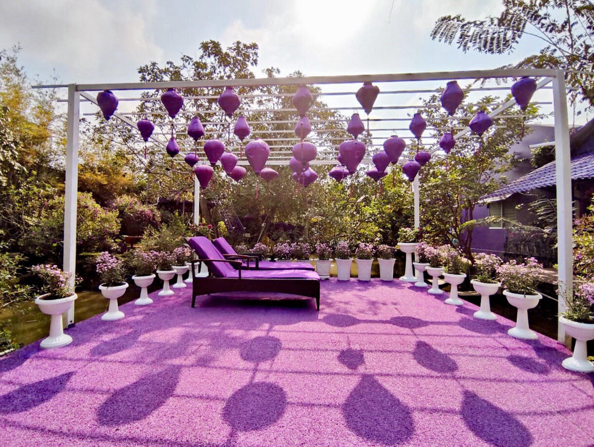 Khung cảnh bên trong nhà cũng được trang trí tất cả đều là màu tím, tạo nên vẻ đẹp mộng mơ. Ảnh: Namthientravel