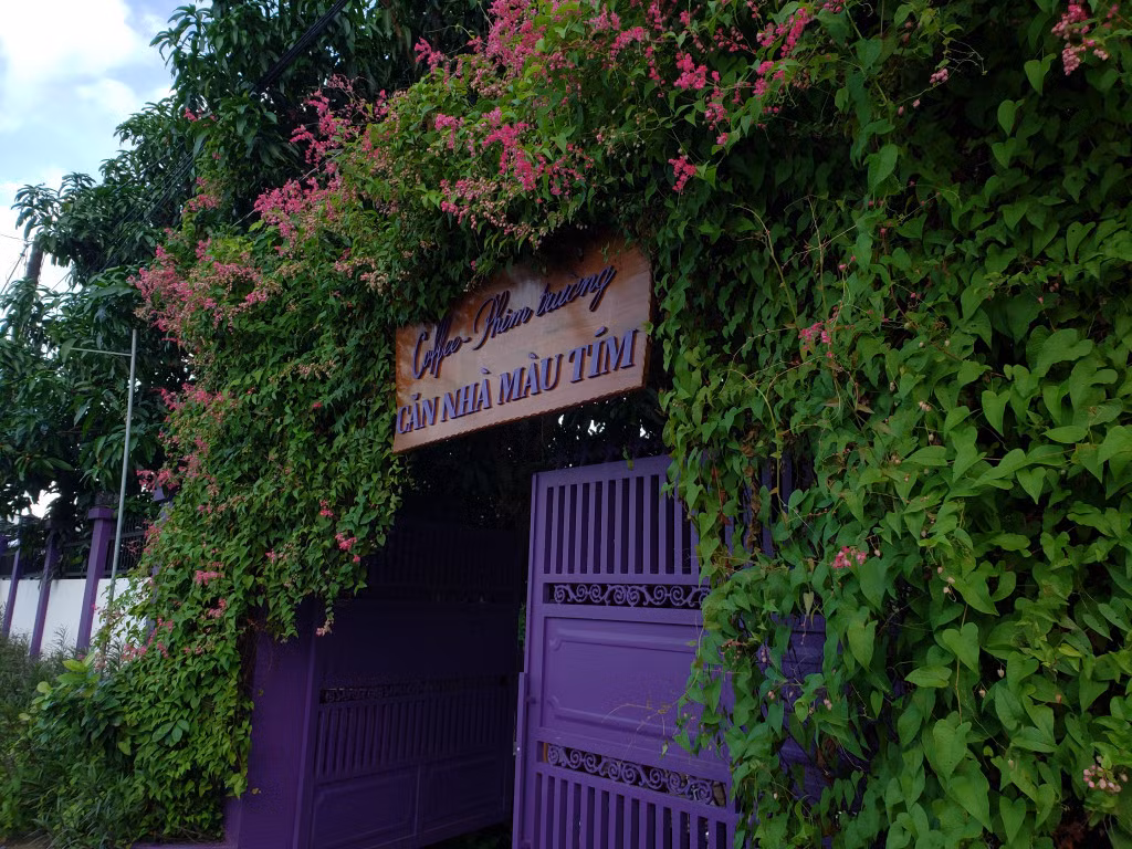 Ngay từ cổng vào đã chào đón du khách bằng một sắc tím lãng mạn. Ảnh: Namthientravel