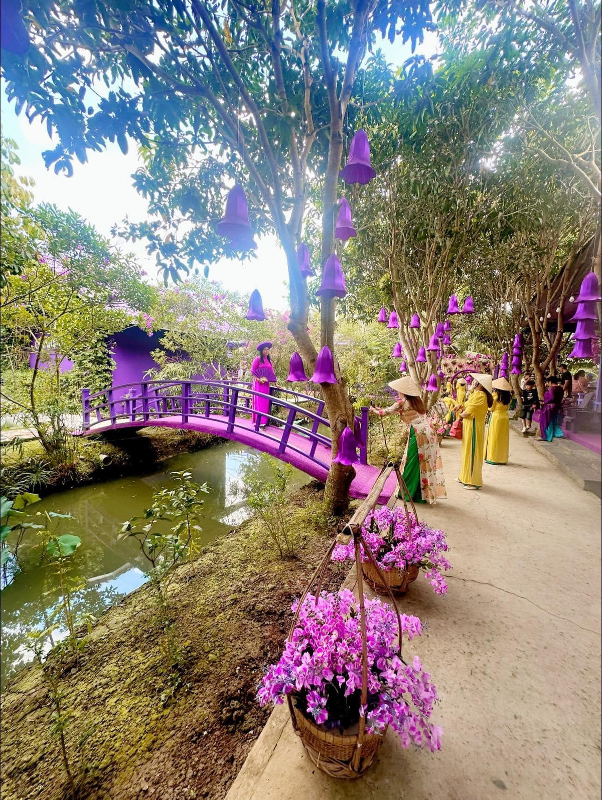 Tường nhà, mái ngói đến cả cây cầu bắc qua ao cá hay các tiểu cảnh điều được sơn màu tím. Ảnh: Facebook