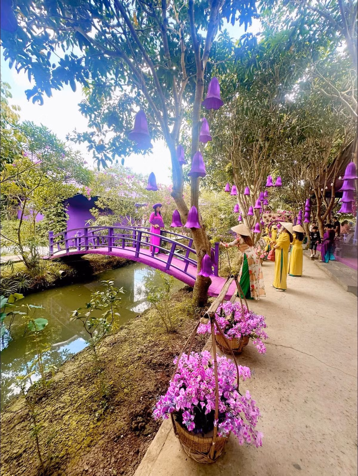 Tường nhà, mái ngói đến cả cây cầu bắc qua ao cá hay các tiểu cảnh điều được sơn màu tím. Ảnh: Facebook