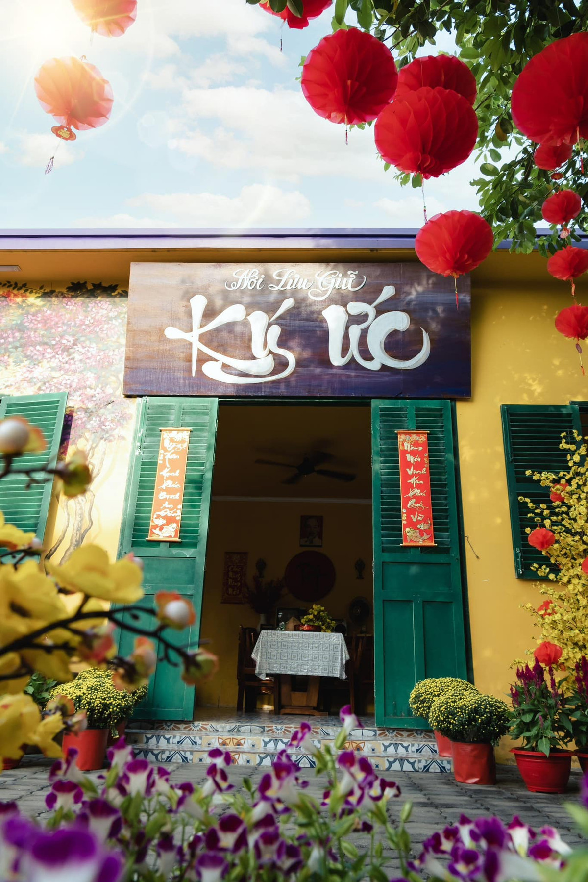 Ngoài không gian phủ màu tím, du khách đến đây còn được chiêm ngưỡng căn nhà đậm chất Nam Bộ như với những bộ ghế trường kỷ xưa. Ảnh: Facebook