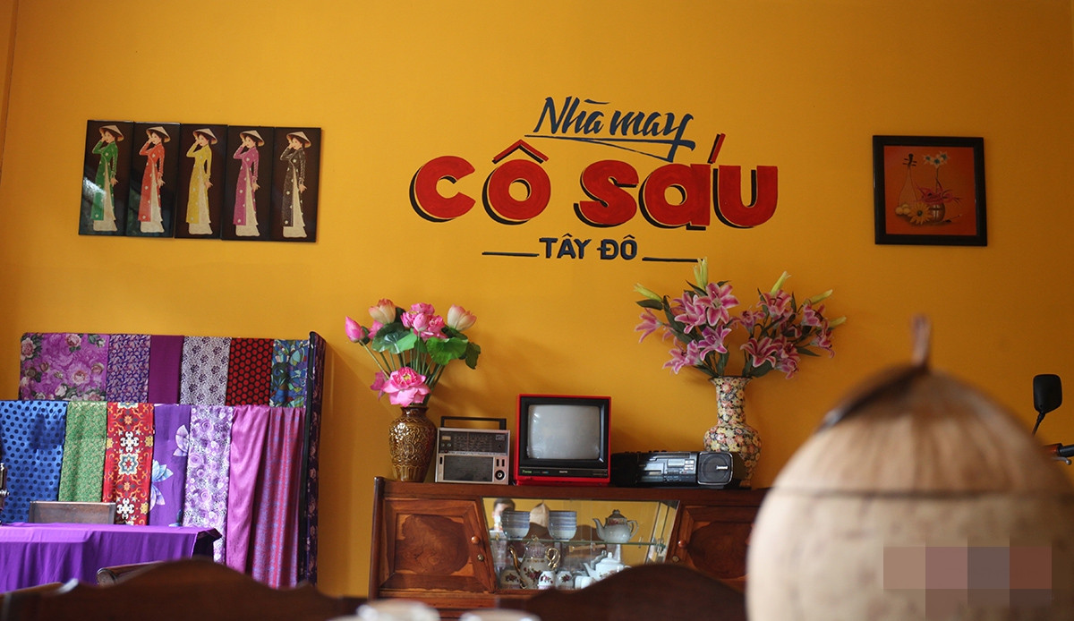 Nhiều vật dụng nhuốm màu thời gian như vỏ bình tích bằng trái dừa khô, radio, cây đèn dầu ống khói trái bắp hay điện thoại quay số. Ảnh: Vietnamnet