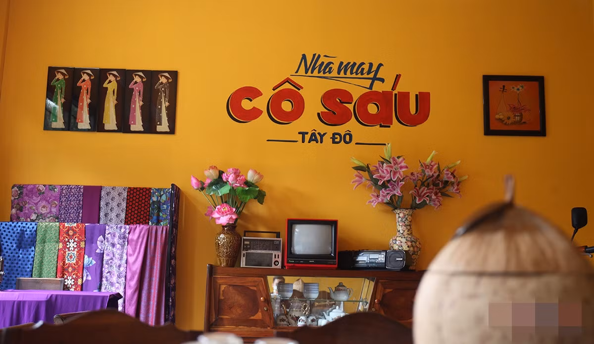 Nhiều vật dụng nhuốm màu thời gian như vỏ bình tích bằng trái dừa khô, radio, cây đèn dầu ống khói trái bắp hay điện thoại quay số. Ảnh: Vietnamnet