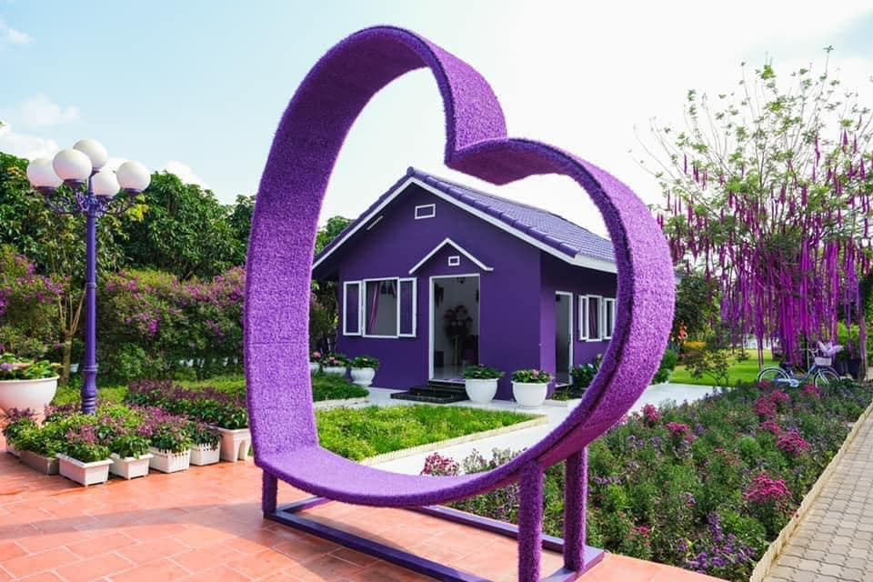 Thuộc sở hữu của vợ chồng anh Phan Thiện và chị Huỳnh Thị Hồng Sen, ngôi nhà lấy màu tím làm chủ đạo tạo nên điểm nhấn đặc sắc giữa lòng thành phố. Ảnh: Facebook
