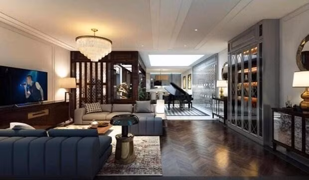 Bên trong ngôi nhà mang phong cách tân cổ điển nhưng vẫn ấn tượng với những mảng màu hiện đại, thể hiện sự sang trọng và đẳng cấp.