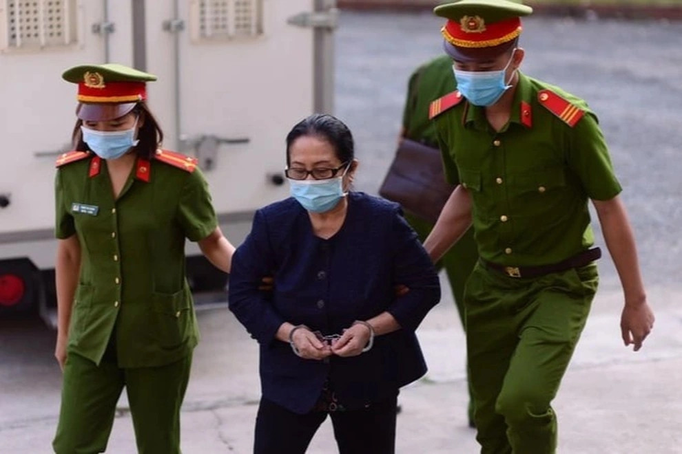 Tháng 8/2022, bà Bạch Diệp có đơn xin hoãn phiên tòa do phải nhập viện điều trị thoát vị đĩa đệm, trào ngược dạ dày, rối loạn tiền đình và huyết áp cao... Ảnh: Dân trí