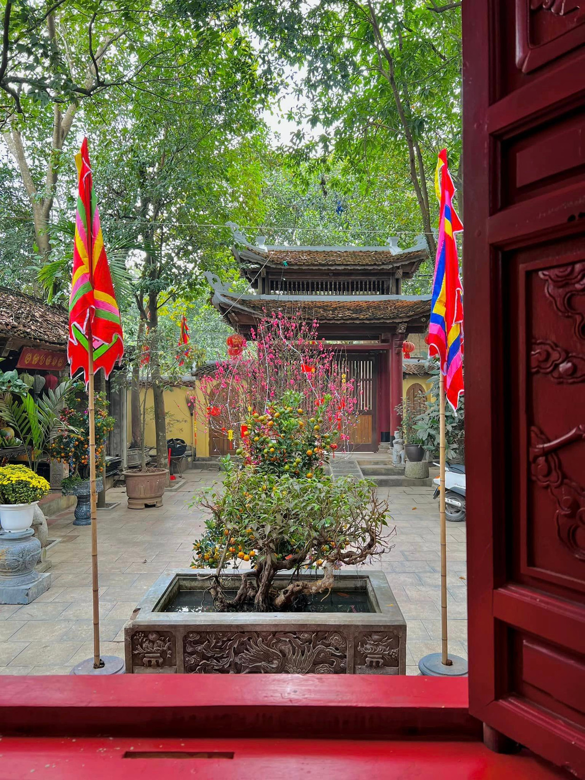 Khu nhà thờ Thiên Trường Vọng Phủ ở Thạch Thất (Hà Nội) được nam nghệ sĩ đầu tư hàng chục tỷ đồng. Từ ngoài bước vào, chiếc cổng hai tầng tám mái bằng gỗ sơn son nổi bật.