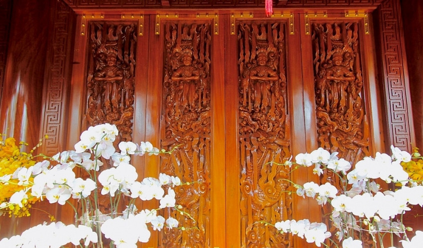 Những bộ cánh cửa được đục nguyên khối dày 12cm, rộng 70cm bền bỉ.