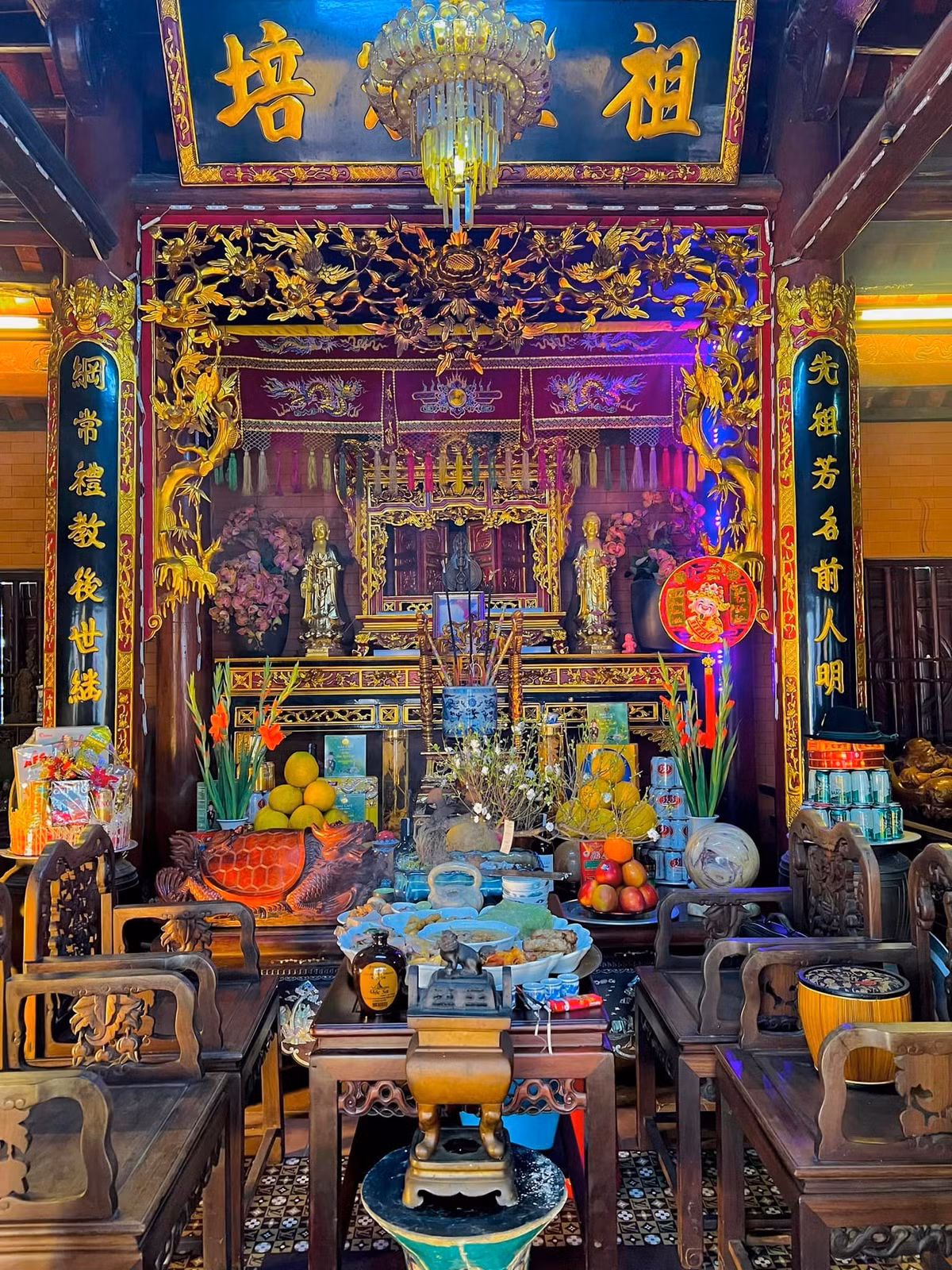 Bên trong là các dãy nhà năm gian được xây dựng theo lối kiến trúc cổ ở miền Bắc.