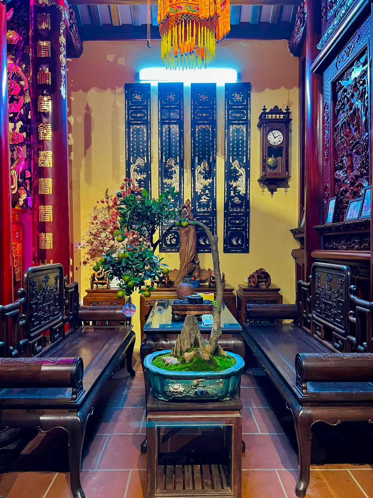 Đáng chú ý, toàn bộ công trình đều làm bằng gỗ lim, sến và cẩm lai. Theo đó, ngôi nhà mát mẻ vào mùa hạ và ấm áp khi đông đến, gợi cảm giác hoài cổ, thân thuộc.