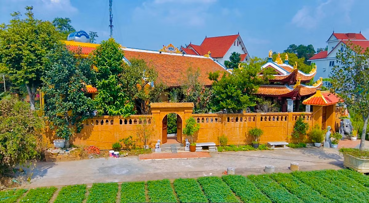 Phủ thờ được thiết kế đậm chất Bắc Bộ, là không gian nhỏ và ấm áp được vợ chồng Vượng Râu xây dựng trong 3 năm.