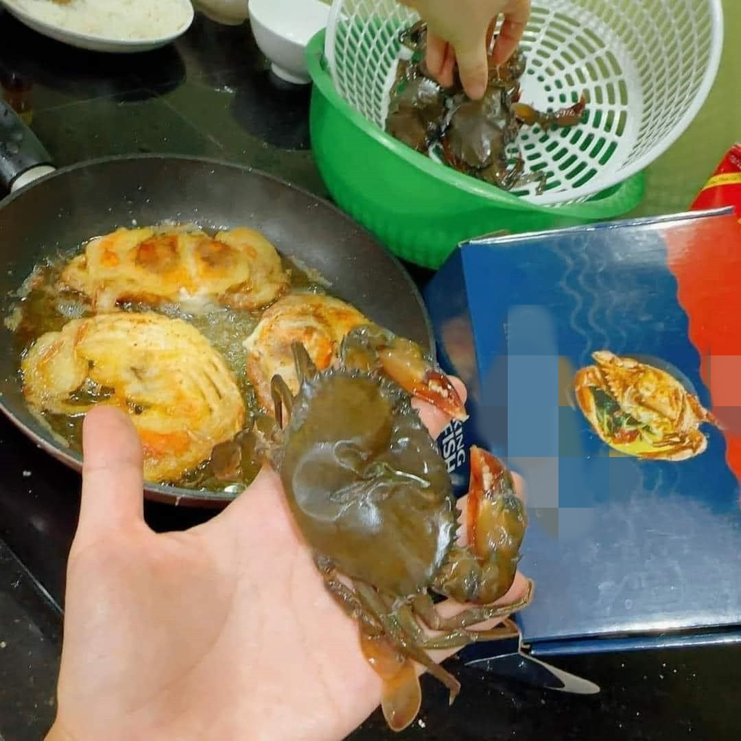 Khi mua, người tiêu dùng nên xem ngày đóng gói vì càng để lâu, cua sẽ óp và ra nhiều nước. Hải sản đóng gói để quá 6 tháng thường chất lượng sẽ giảm mạnh. Nguồn ảnh: Facebook