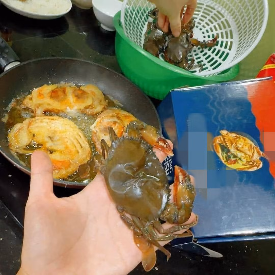 Khi mua, người tiêu dùng nên xem ngày đóng gói vì càng để lâu, cua sẽ óp và ra nhiều nước. Hải sản đóng gói để quá 6 tháng thường chất lượng sẽ giảm mạnh. Nguồn ảnh: Facebook