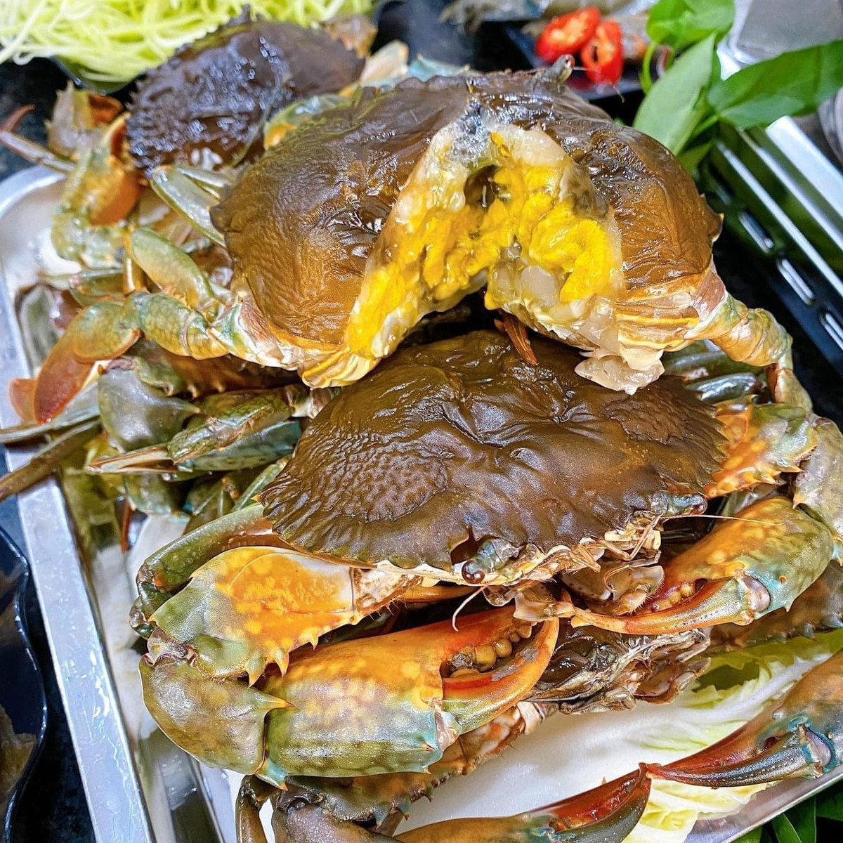  Cua lột vốn là đặc sản ở các vùng sông nước và khá khan hiếm trên thị trường. Loại cua này thường có giá cao gấp đôi so với cua thường.