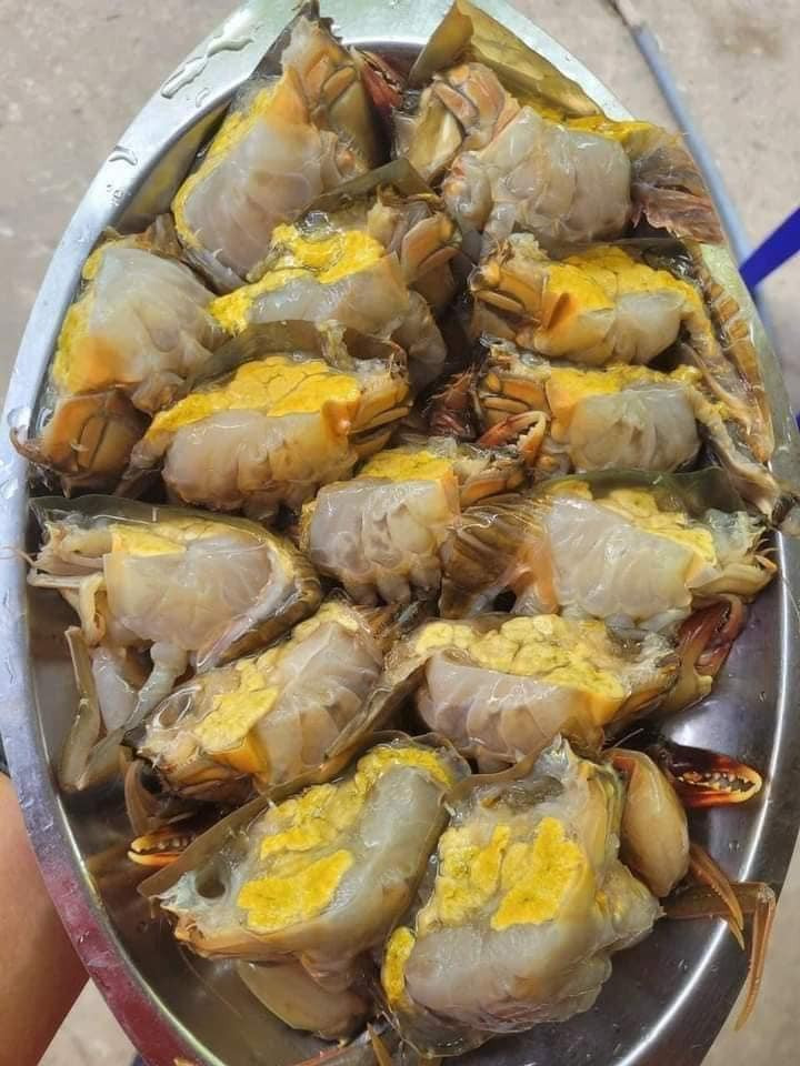 Thấy giá rẻ, chị Loan (Bắc Từ Liên, Hà Nội) mua 5 con cua lột về ăn nhưng thất vọng vì mùi vị không ngon như mong đợi. Chị nói: "Cua rất mặn, khi ăn thấy xạo xạo trong miệng".