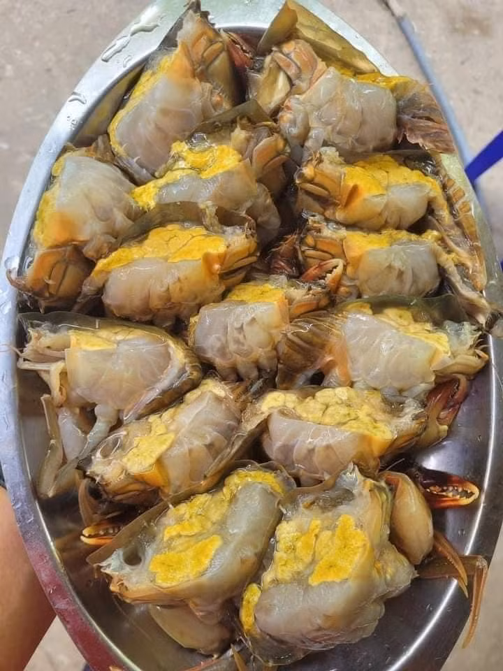 Thấy giá rẻ, chị Loan (Bắc Từ Liên, Hà Nội) mua 5 con cua lột về ăn nhưng thất vọng vì mùi vị không ngon như mong đợi. Chị nói: "Cua rất mặn, khi ăn thấy xạo xạo trong miệng".