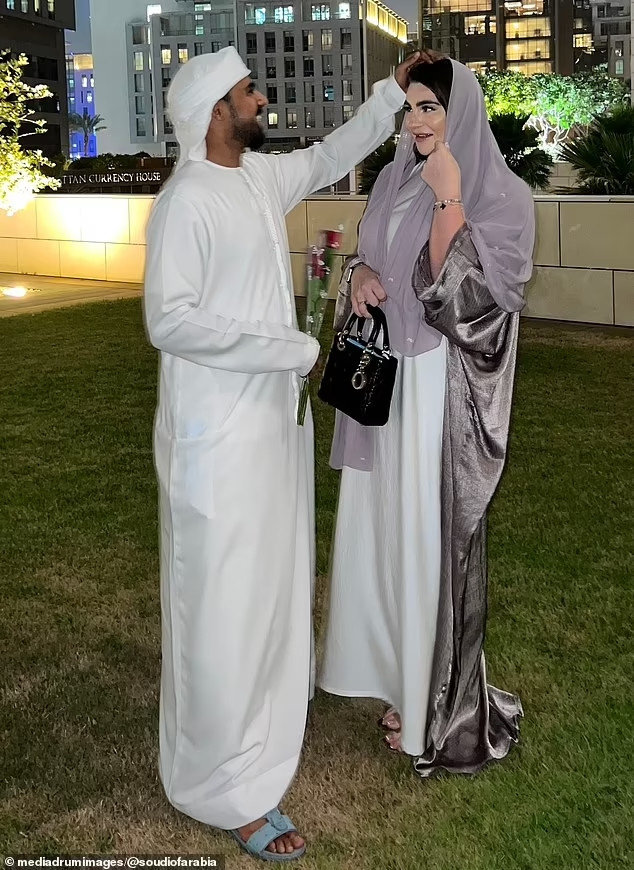 Soudi cũng thường đăng tải những bữa tối xa xỉ, với chi phí lên đến 1.195 USD (hơn 29 triệu đồng). Ảnh: DM