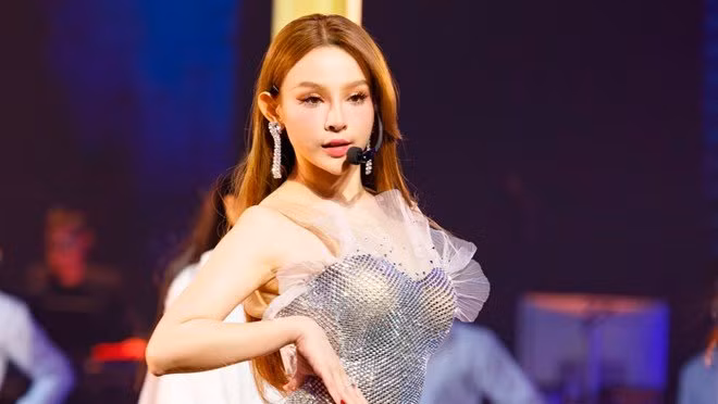 Mới đây, nhiều khán giả bày tỏ sự tiếc nuối khi Huyền Baby bị loại trước chung kết "Chị đẹp đạp gió rẽ sóng". Cô được ban cố vấn khen phong độ ổn định với giọng hát, kỹ năng nhảy tốt, ngoại hình đẹp. Ảnh: NLĐ