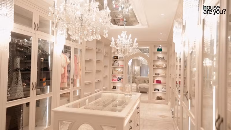Phòng thay đồ của Huyền Baby bao gồm tủ quần áo và tủ phụ kiện được lắp mặt kính lộng lẫy như showroom hàng hiệu. Ảnh chụp màn hình