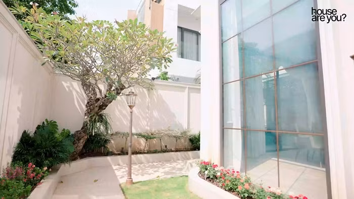 Khu vườn trải dài từ mặt trước ra mặt sau của ngôi nhà. Ảnh: FBNV