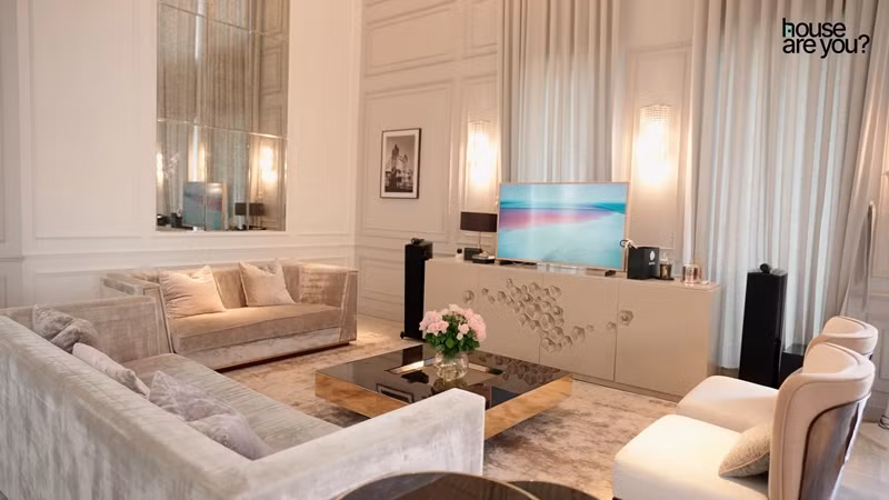 Bên trong biệt thự thiết kế theo phong cách tân cổ điển sang trọng để hài hòa với khu sân vườn phía ngoài. Ảnh chụp màn hình