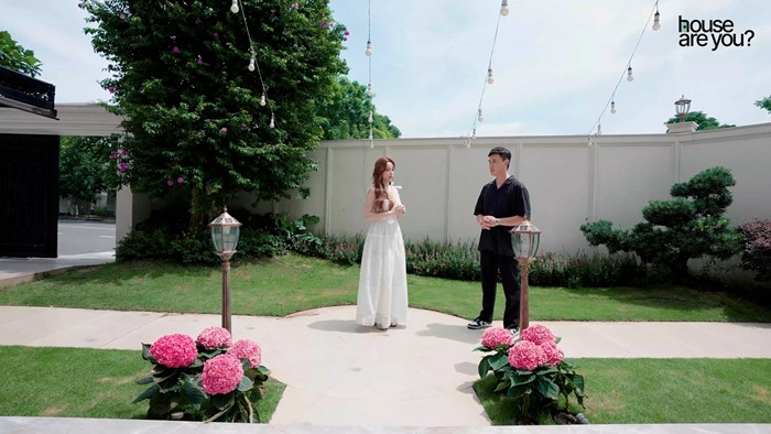 Biệt thự của Huyền Baby có tổng diện tích sử dụng lên đến 1.000m2 ở khu đô thị cao cấp tại TP HCM. Ấn tượng nhất là sân vườn rộng rãi, xanh mướt. Ảnh: chụp màn hình