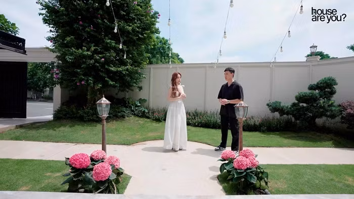 Biệt thự của Huyền Baby có tổng diện tích sử dụng lên đến 1.000m2 ở khu đô thị cao cấp tại TP HCM. Ấn tượng nhất là sân vườn rộng rãi, xanh mướt. Ảnh: chụp màn hình