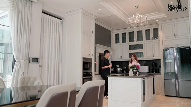 Khu bếp được chia thành hai gian: gian bếp mở để chuẩn bị các món nhẹ nhàng, ít mùi và khói, những món cầu kỳ hơn sẽ được nấu trong gian bếp kín. Ảnh chụp màn hình