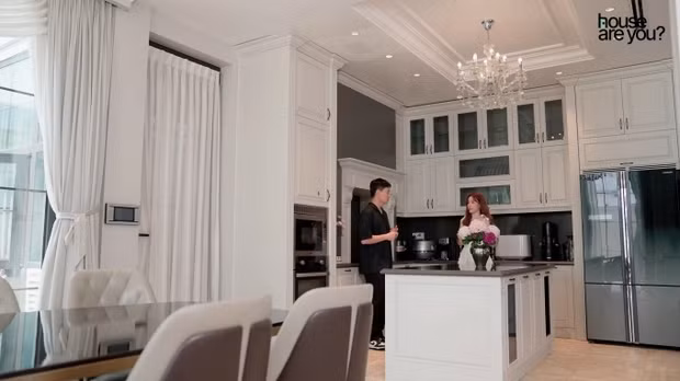 Khu bếp được chia thành hai gian: gian bếp mở để chuẩn bị các món nhẹ nhàng, ít mùi và khói, những món cầu kỳ hơn sẽ được nấu trong gian bếp kín. Ảnh chụp màn hình