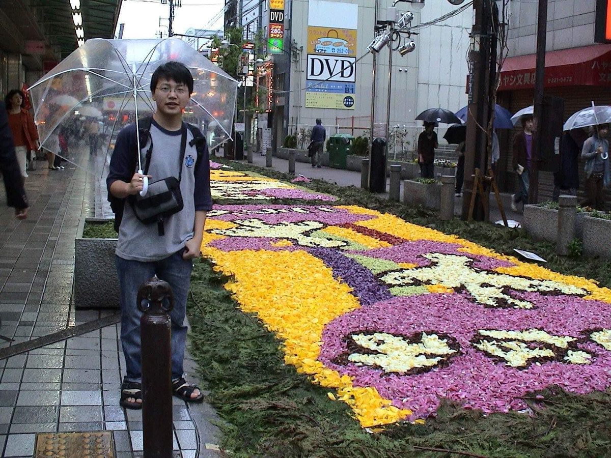 Khi vào cấp 3, Shark Bình học lập trình. Mẹ Shark Bình đã bán đi hai mảnh đất để mua một cái máy tính nuôi con ăn học.
