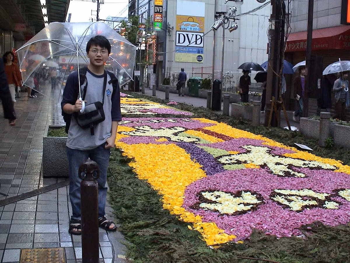 Khi vào cấp 3, Shark Bình học lập trình. Mẹ Shark Bình đã bán đi hai mảnh đất để mua một cái máy tính nuôi con ăn học.