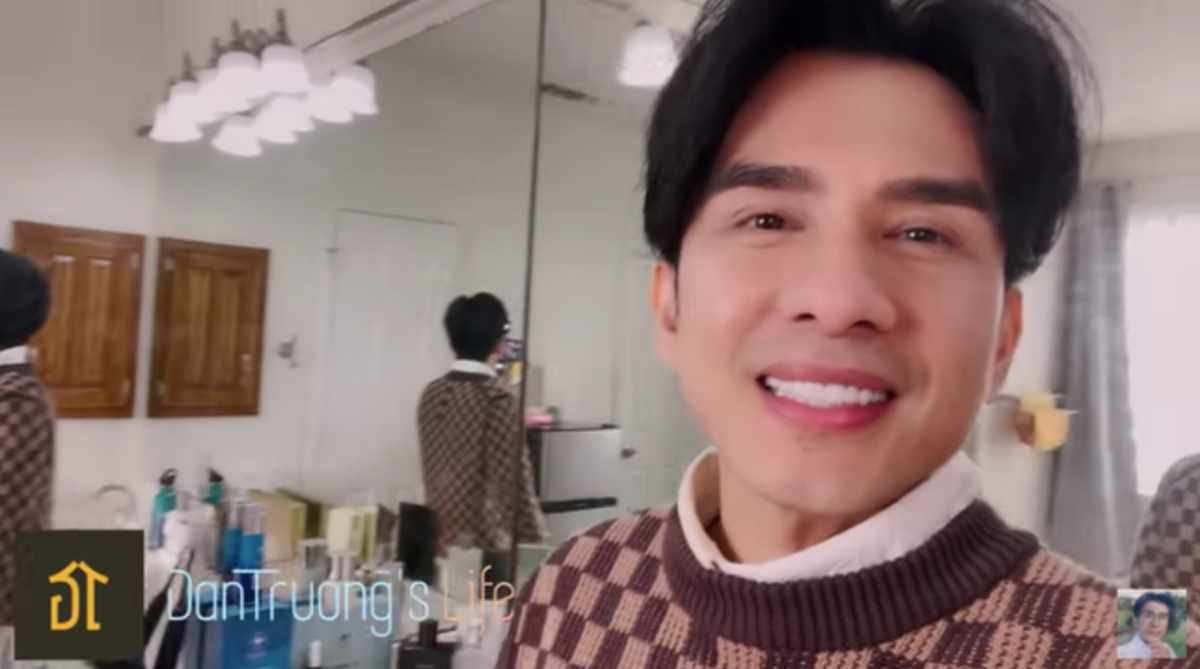 Theo chia sẻ của Đan Trường, không gian nhà vệ sinh rất rộng. Khu vực nhà bếp thoáng đãng. Ngôi nhà còn có rất nhiều tủ để đựng đồ.