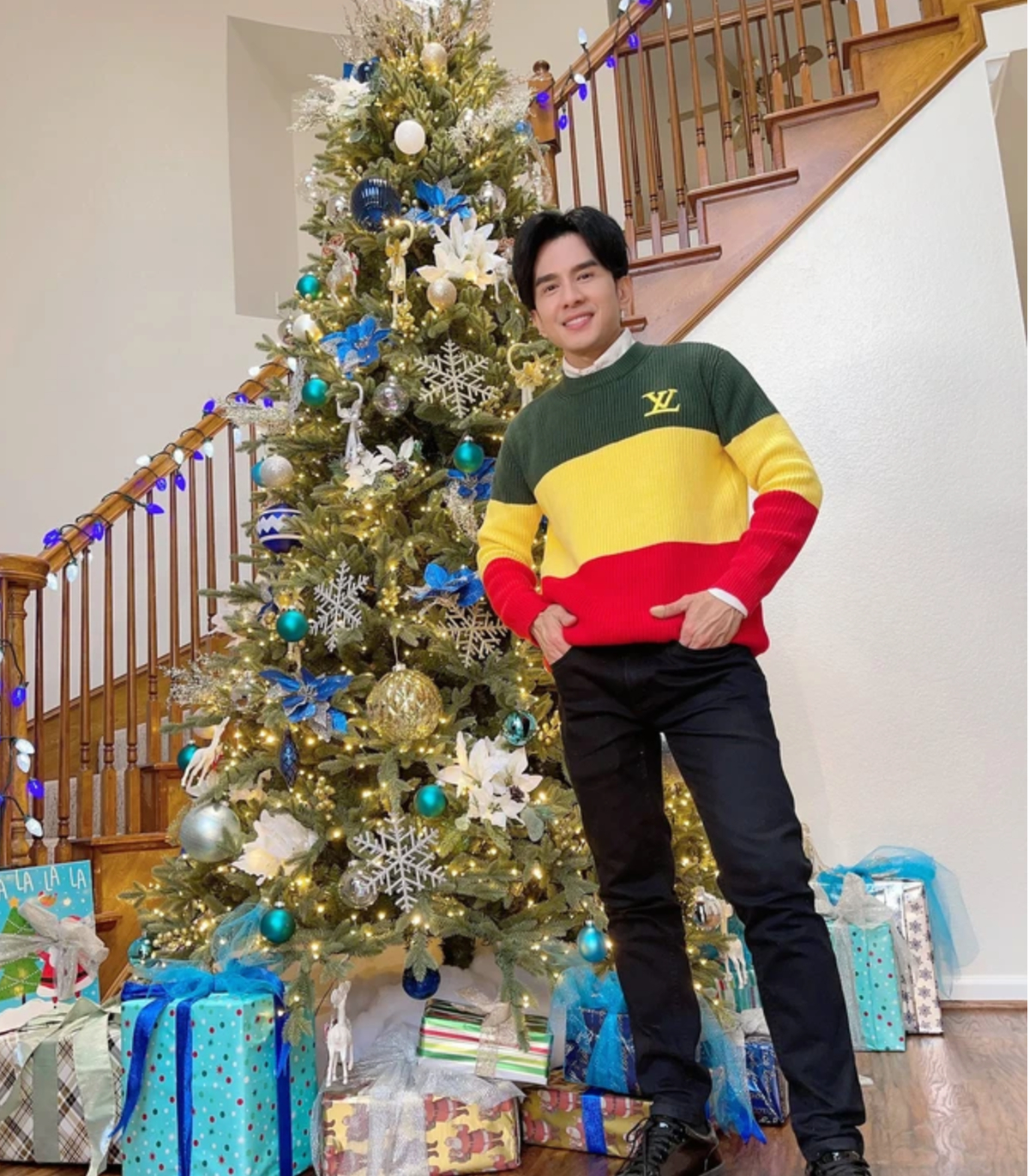 Nam ca sĩ tự tay chọn từng chiếc bàn, ghế, đèn, thay sàn gỗ cho ngôi nhà để ở cùng bố mẹ mỗi dịp sang Mỹ lưu diễn. Đan Trường cho biết, biệt thự trị giá 450.000 USD chưa bao gồm tiền sửa sang, trang trí nội thất.