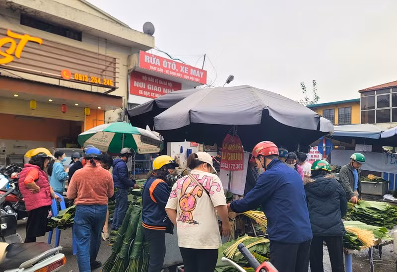 Những ngày cận Tết Nguyên đán Giáp Thìn 2024, chợ lá dong Trần Quý Cáp (quận Đống Đa, thành phố Hà Nội) nhộn nhịp kẻ bán người mua từ sáng đến tối. Ảnh: Daidoanket