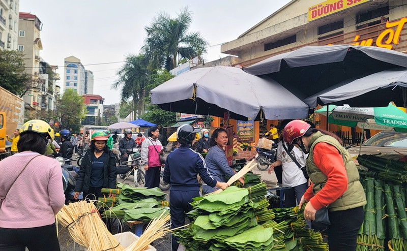 Lượng người mua nhiều nên có lúc tiểu thương ở chợ hết cả lá dong để bán. Ảnh: Daidoanket