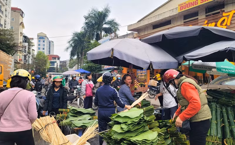 Lượng người mua nhiều nên có lúc tiểu thương ở chợ hết cả lá dong để bán. Ảnh: Daidoanket