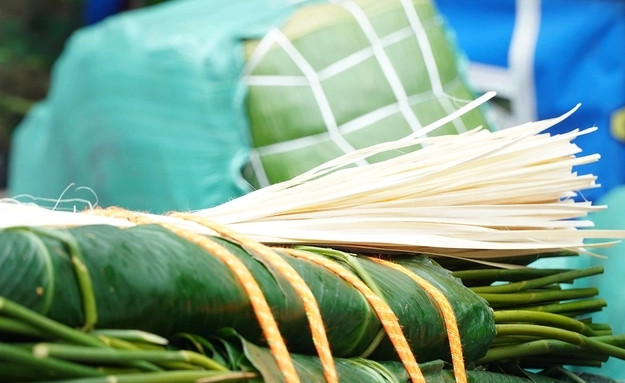 Bán kèm với lá dong là lạt gói bánh giá 10.000 đồng/bó. Ảnh: Suckhoedoisong