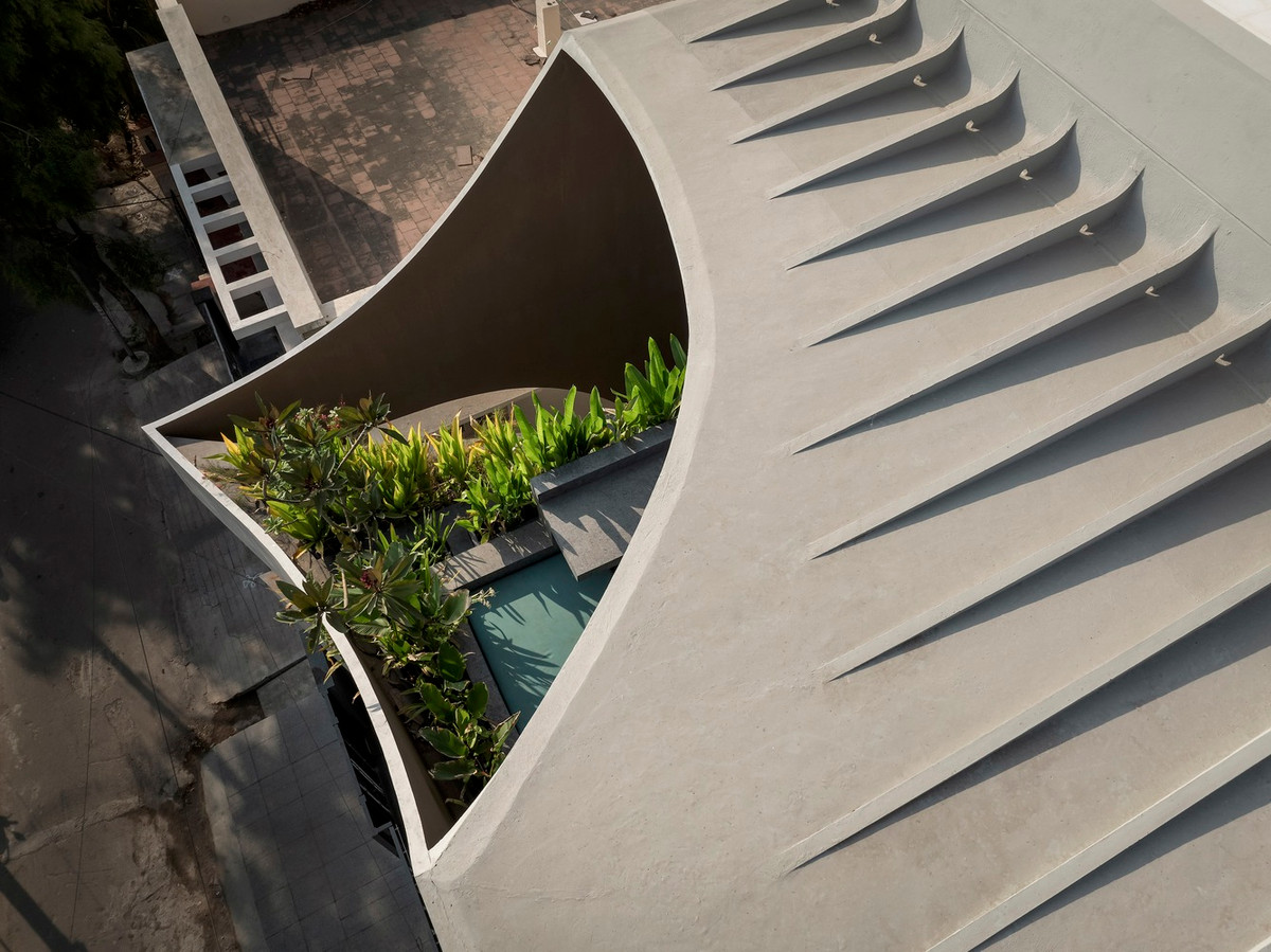 Tại những khoảng mở ở mặt tiền, gia chủ bố trí thêm nhiều lớp cây xanh lớn nhỏ. Ảnh: Ekansh Goel