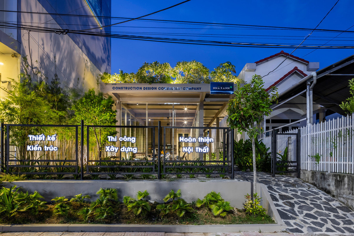 Theo yêu cầu của chủ đầu tư, dự án được quy hoạch thành hai khu vực chính: một là không gian làm việc linh hoạt cho nhân viên và khu tiếp khách; hai là khu vực nhà mẫu cho khách hàng trải nghiệm với đầy đủ tiện nghi từ phòng ngủ, bếp cho đến phòng tắm.