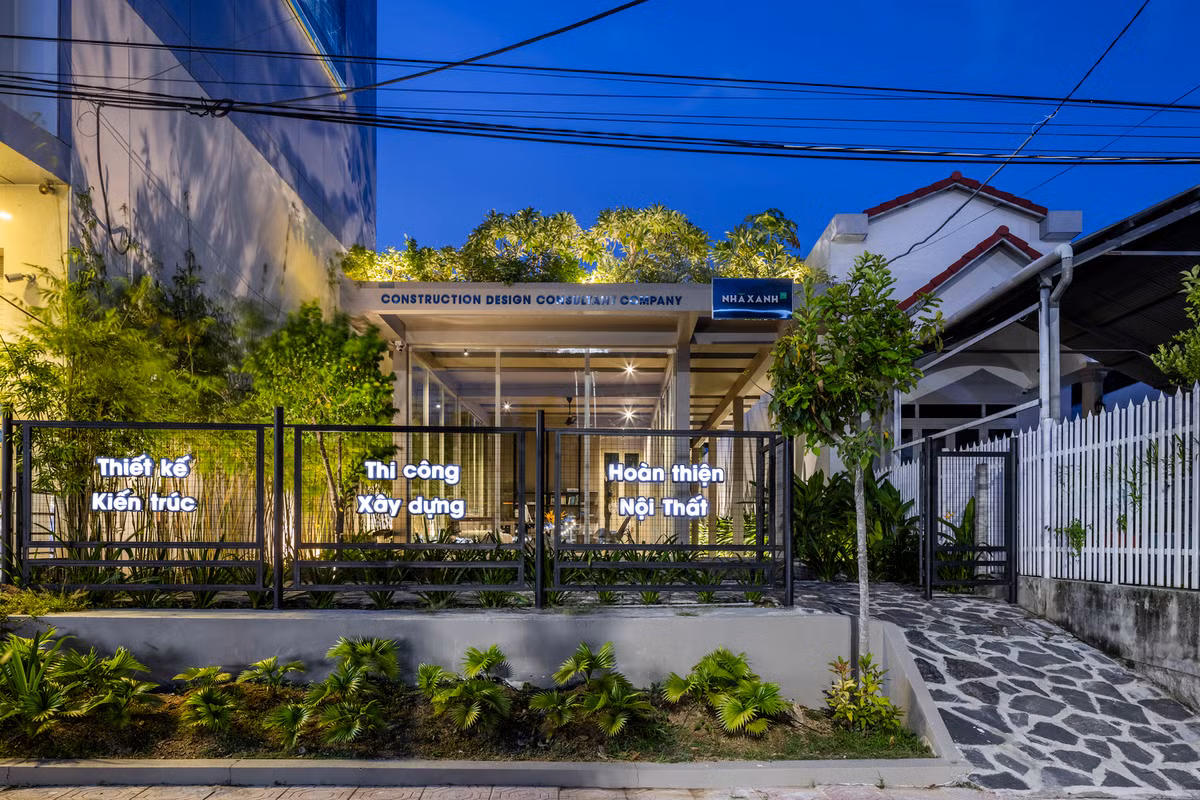 Theo yêu cầu của chủ đầu tư, dự án được quy hoạch thành hai khu vực chính: một là không gian làm việc linh hoạt cho nhân viên và khu tiếp khách; hai là khu vực nhà mẫu cho khách hàng trải nghiệm với đầy đủ tiện nghi từ phòng ngủ, bếp cho đến phòng tắm.