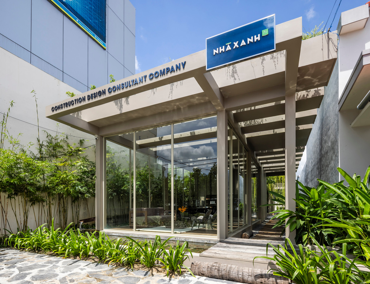 Các tấm pin mặt trời được lắp đặt phía trên mái của nhà mẫu, cung cấp năng lượng sạch cho toàn bộ văn phòng, đáp ứng yêu cầu về phát triển bền vững và tiết kiệm năng lượng.