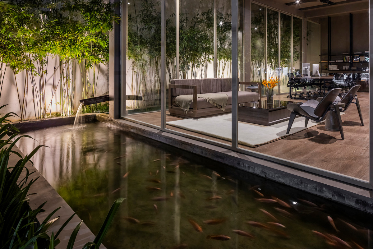 Trong khuôn nhà tòa nhà còn có hồ chứa nước ngầm với dung tích lên tới 30 mét khối, dùng để thu nước mưa từ mái nhà.