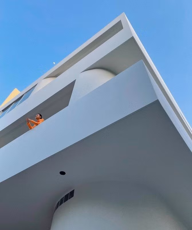 Ở tuổi 40, Thanh Hằng không chỉ nổi tiếng với sự nghiệp thành công mà còn sở hữu khối tài mơ ước. Trong đó phải kể đến căn biệt thự bề thế như lâu đài. Ảnh: FB Thanh Hằng