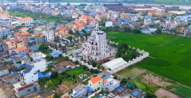 Làng Phú An chỉ kéo dài khoảng 2km nhưng lâu đài, dinh thự, nhà cao tầng mọc san sát nhau. Ảnh: Hải Đăng TV