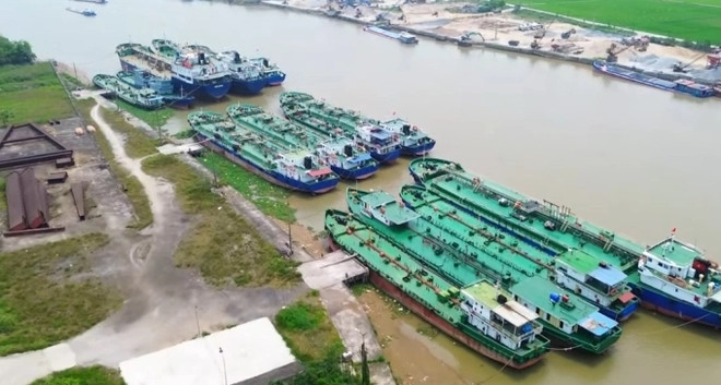 80% người dân trong làng theo nghề vận tải đường thủy. Đội tàu vận tải của làng Phú An có hàng trăm chiếc chạy dọc khắp các dòng sông từ Bắc vào Nam và cả đường biển quốc tế. Ảnh: Hải Đăng TV