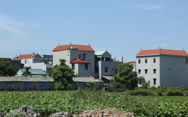 Thôn Miêng Thượng (xã Hoa Sơn, huyện Ứng Hòa, Hà Nội) là một trong những "làng tỷ phú" nổi tiếng ở miền Bắc. Cả làng phất lên nhờ công việc bán thịt lợn tại các khu chợ. Ảnh: Vietnamnet