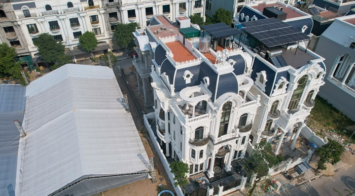 Xã Ninh Hiệp nổi tiếng với nghề buôn bán vải, quần áo mấy chục năm qua. Đây là nơi trung chuyển các sản phẩm vải vóc Trung Quốc lớn nhất miền Bắc với hàng nghìn ki ốt to, nhỏ, san sát...Ảnh: Pháp luật &amp; xã hội