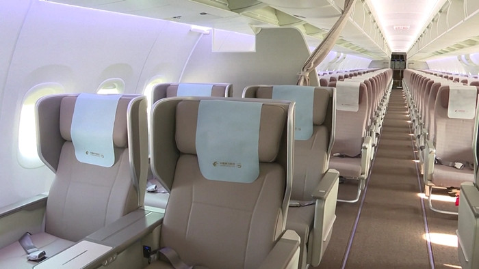 C919 có hai hàng thương gia với 8 ghế bọc da, màu nâu nhạt, có thể tùy chỉnh độ ngả theo nhu cầu khách hàng. Ảnh: CGTN