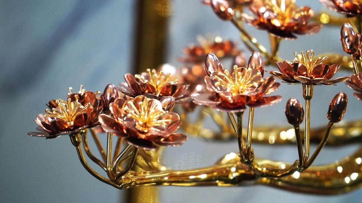 Hoa đào thiết kế 5 cánh truyền thống, hai tầng biểu trưng cho sự ngũ phúc kép, gấp đôi niềm hạnh phúc. Ảnh: Plo